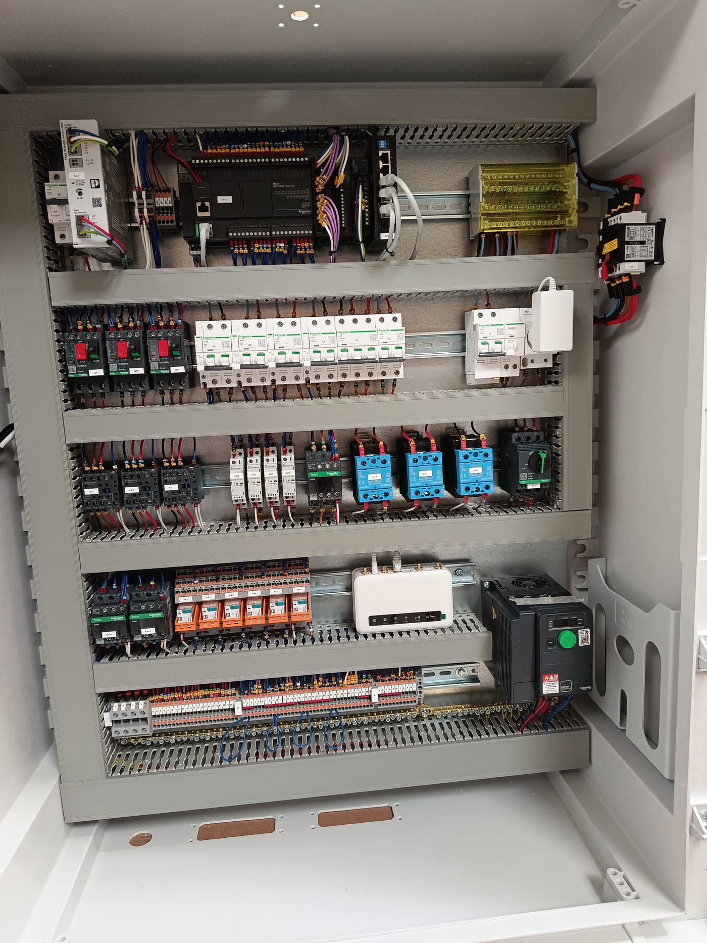 Intérieur de l'armoire polyester avec variateur et automate