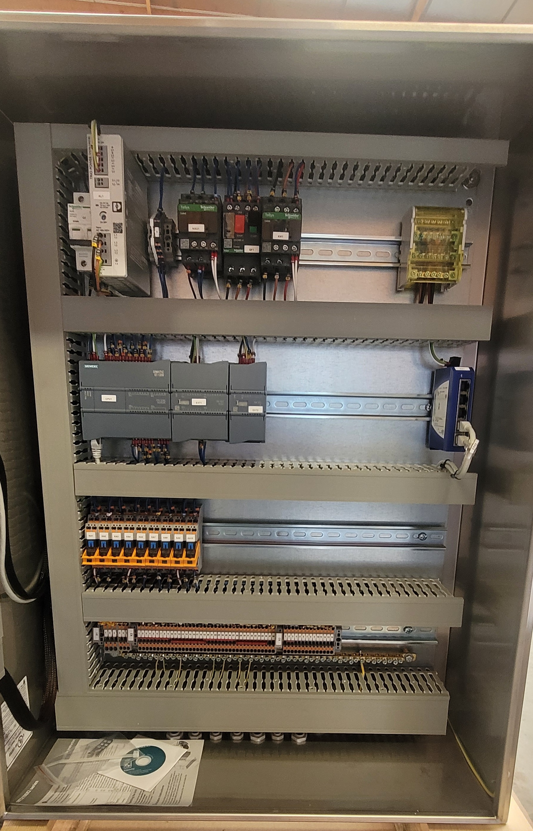 Armoire de transfert de poudre équipée d'un automate Siemens SIMATIC S7-1200 et d'une IHM Weintek