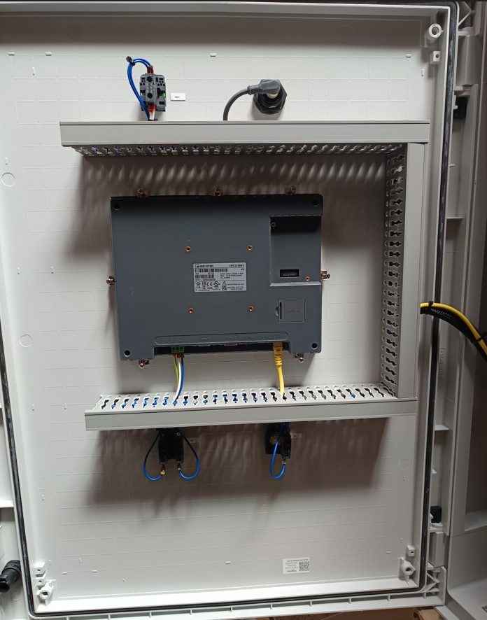 IHM Weintek montée à l'arrière de la porte de l'armoire